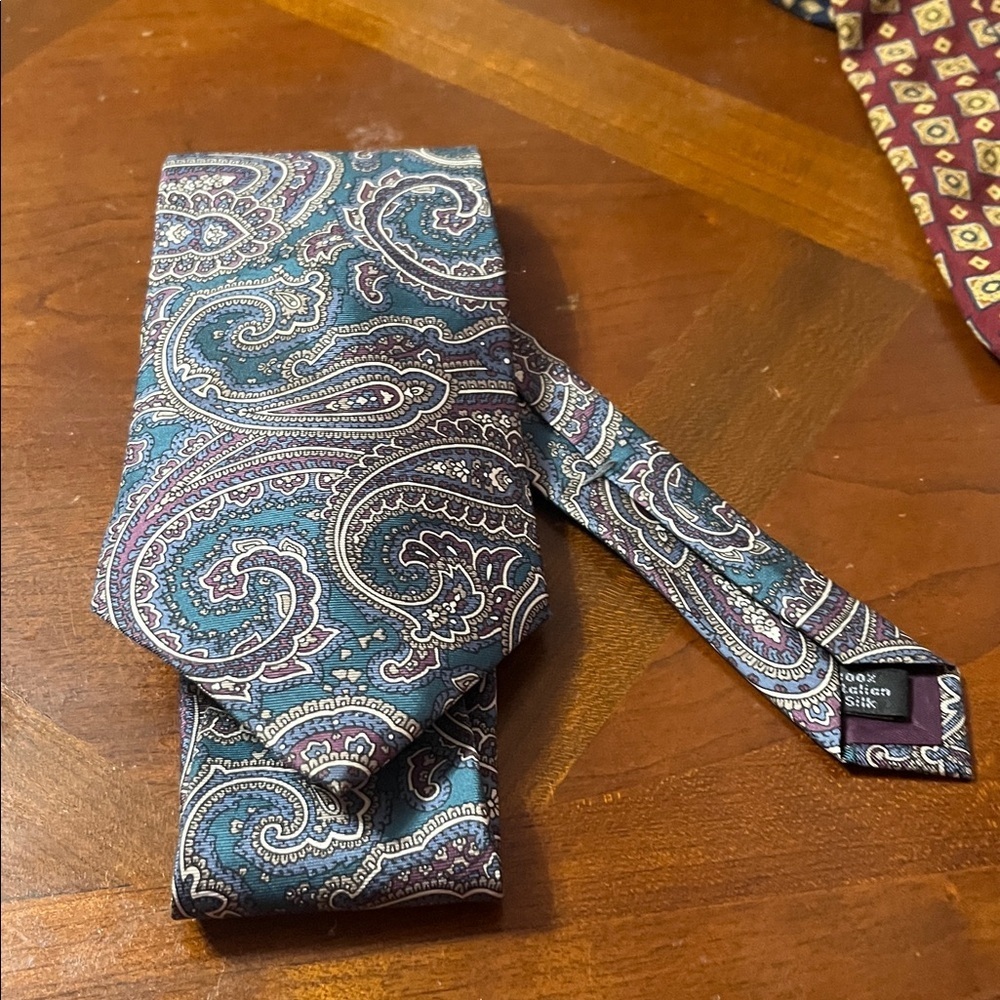 Halston silk tie, made in usa, silk printed in Italy